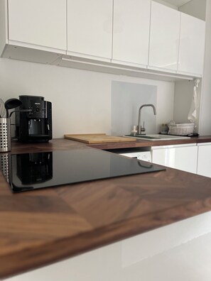 Fridge, oven, stovetop, dishwasher - Cosy and Comfortable Apartment (Saint-Genis-Laval)