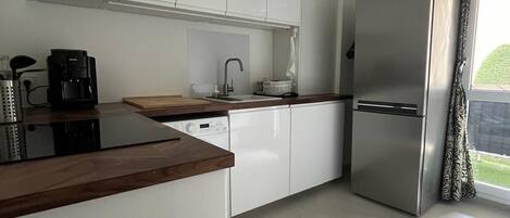 Réfrigérateur, four, plaque de cuisson, lave-vaisselle