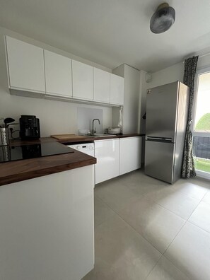 Fridge, oven, stovetop, dishwasher - Cosy and Comfortable Apartment (Saint-Genis-Laval)