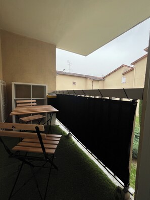 Outdoor dining - Cosy and Comfortable Apartment (Saint-Genis-Laval)