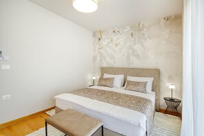 2 slaapkamers, een bureau, een strijkplank/strijkijzer, reisbedje