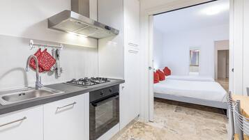 Kühlschrank, Ofen, Herdplatte, Wasserkocher