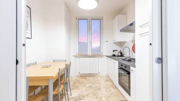 Réfrigérateur, four, plaque de cuisson, bouilloire électrique