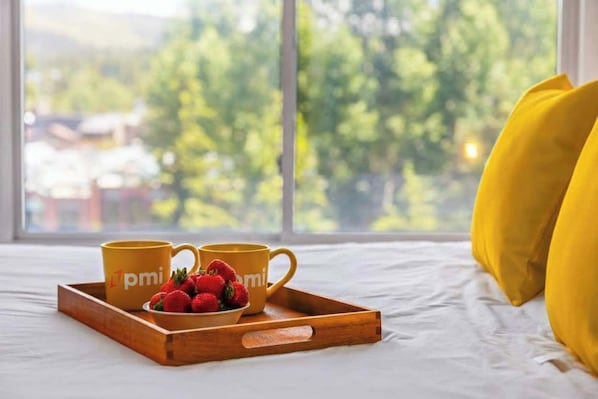 Tabla de planchar con plancha, cuna de viaje, wifi y ropa de cama