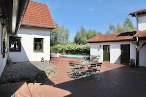 Outdoor dining - Fewo Hiddensee Mecklenburg Pool Alte Schule Barlin (Dargun)