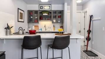 Coffee/tea maker, fridge, microwave, stovetop