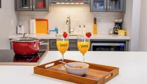 Kjøleskap, mikrobølgeovn, kokeplater og oppvaskmaskin