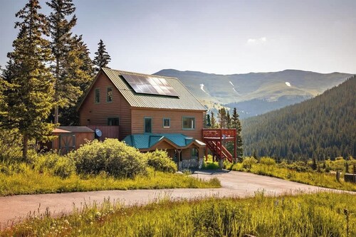 Bring Fido! Private Retreat with Hot Tub & Views
