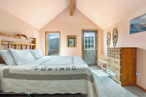 3 chambres, bureau, fer et planche à repasser, lit de bébé portatif