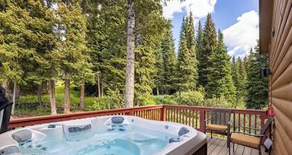 Bring Fido! Private Retreat with Hot Tub & Views