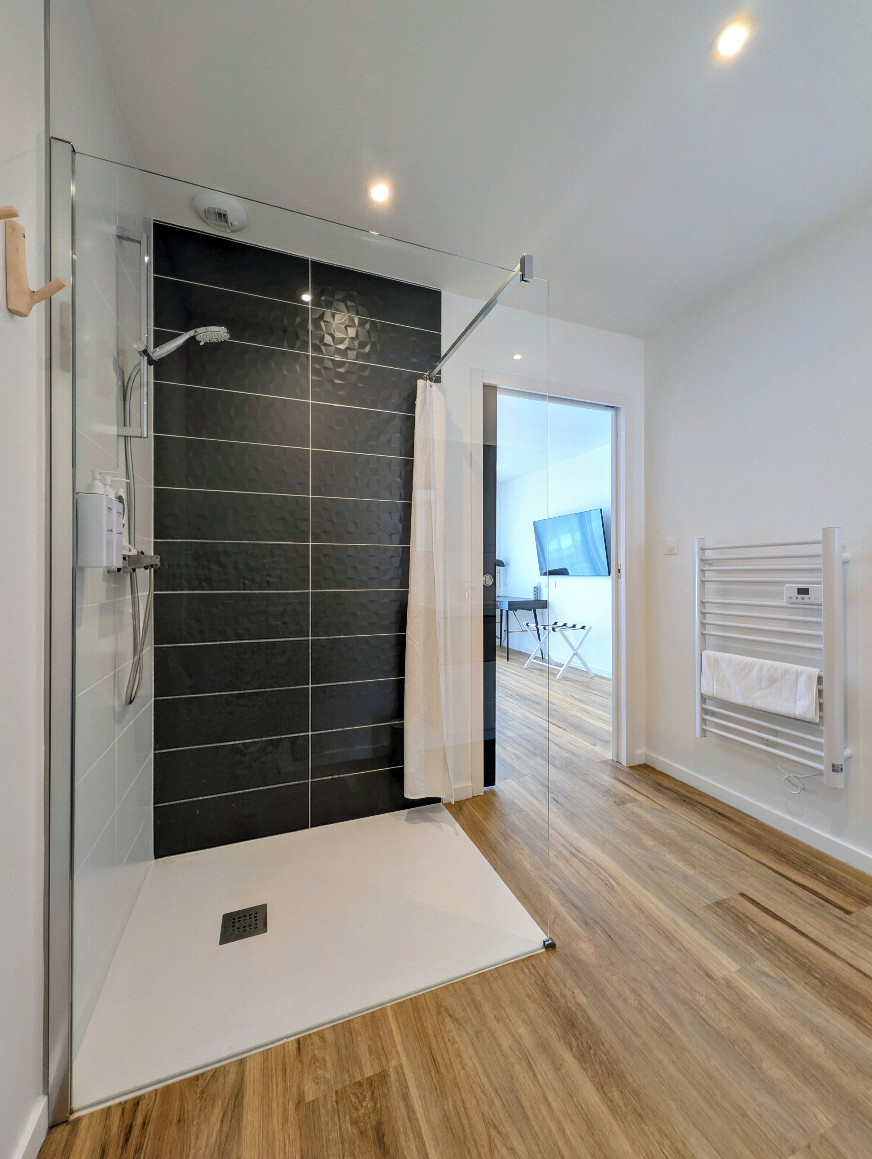 Deluxe eenpersoonskamer | Badkamer | Een douche, een haardroger, handdoeken, toiletpapier