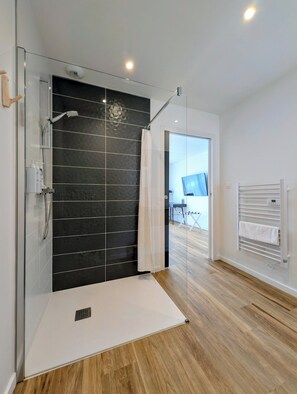 Kamar Single Deluks | Kamar mandi | Shower, pengering rambut, handuk, dan tisu toilet