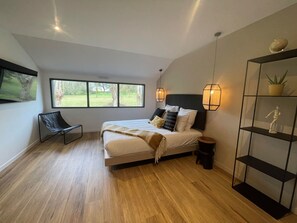 Schreibtisch, laptopgeeigneter Arbeitsplatz, kostenloses WLAN