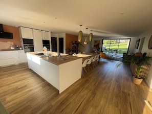 Deluxe Single Room | Private kitchen | Full-size fridge, microwave, oven, stovetop