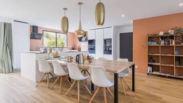 Comfort Double Room | Private kitchen | Full-sized fridge, microwave, oven, stovetop