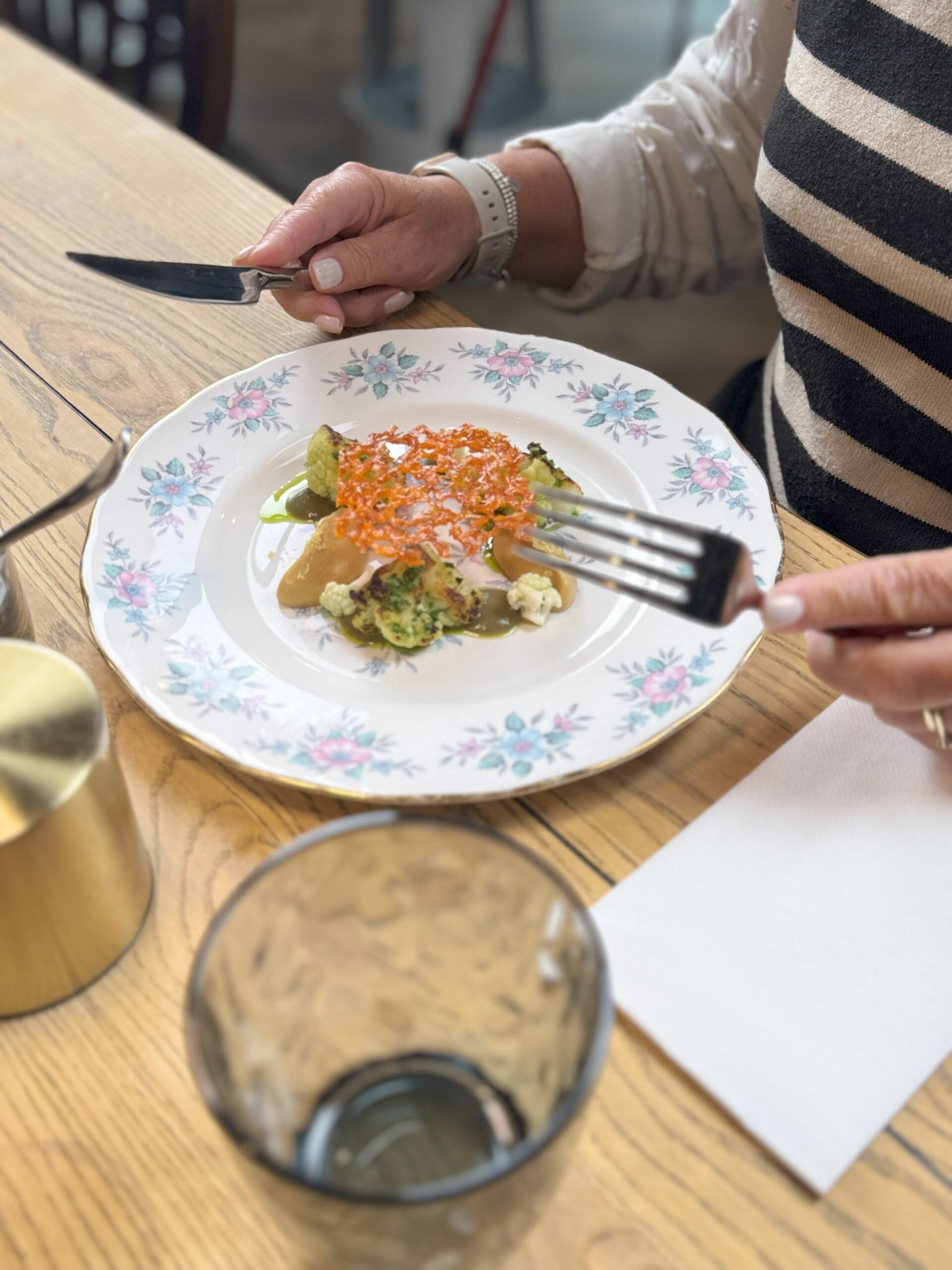2 か所のレストラン : 朝食、ランチ、ディナーに営業