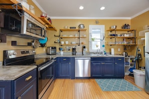 Refrigerador, microondas, horno y parrilla de estufa 