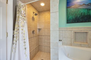 Regadera, secadora de cabello, toallas 