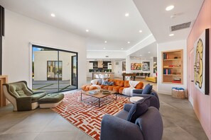 TV, peis og kontorer