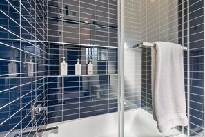 Douche, sèche-cheveux, serviettes fournies