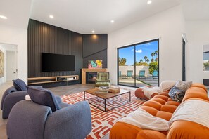 Télévision, cheminée, espaces bureaux