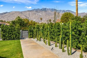 Property grounds - The Lighthouse- Monthly 5 bd 4 bth Pool & Spa (Palm Springs)