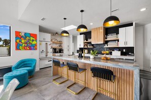 ثلاجة، ميكروويف، فرن، موقد طهي مسطح