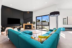 تلفزيون، مدفأة، مكتب