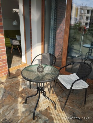Outdoor dining - Kotwica Bałtyku - Wygodny apartament w nadmorskim kurorcie uzdrowiskowym. (Kolobrzeg)