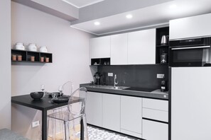 Fridge, microwave, stovetop, dishwasher