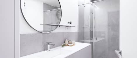 Douche, sĂšche-cheveux, bidet, serviettes fournies