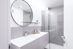 Shower, hair dryer, bidet, towels