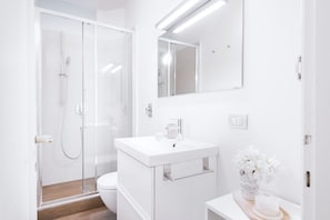 Douche, séchoir à cheveux, bidet, serviettes fournies
