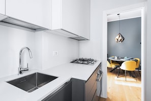 Réfrigérateur, four à micro-ondes, un four, surface de cuisson
