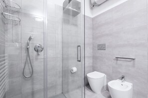 Douche, séchoir à cheveux, bidet, serviettes fournies