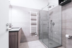 Douche, séchoir à cheveux, bidet, serviettes fournies