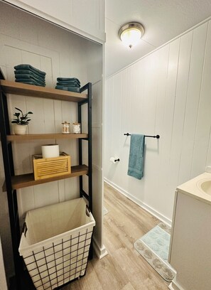 Sèche-cheveux, serviettes fournies, savon, shampoing