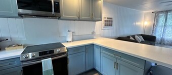 Unwind on Oahu's famous north shore! Country living, country views! AC and WiFi!
