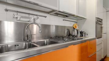 Frigorifero, forno, piano cottura, lavastoviglie