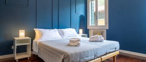 1 dormitorio, tabla de planchar con plancha, wifi y ropa de cama