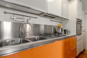 Réfrigérateur, four, plaque de cuisson, lave-vaisselle