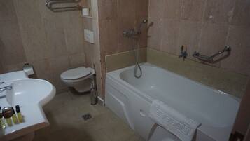 Classic-dobbeltværelse - bjergudsigt | Badeværelse | Hårtørrer, hjemmesko, håndklæder, Sæbe