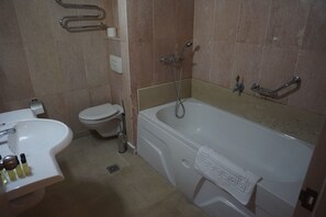 Secador de pelo, batas, pantuflas, toallas