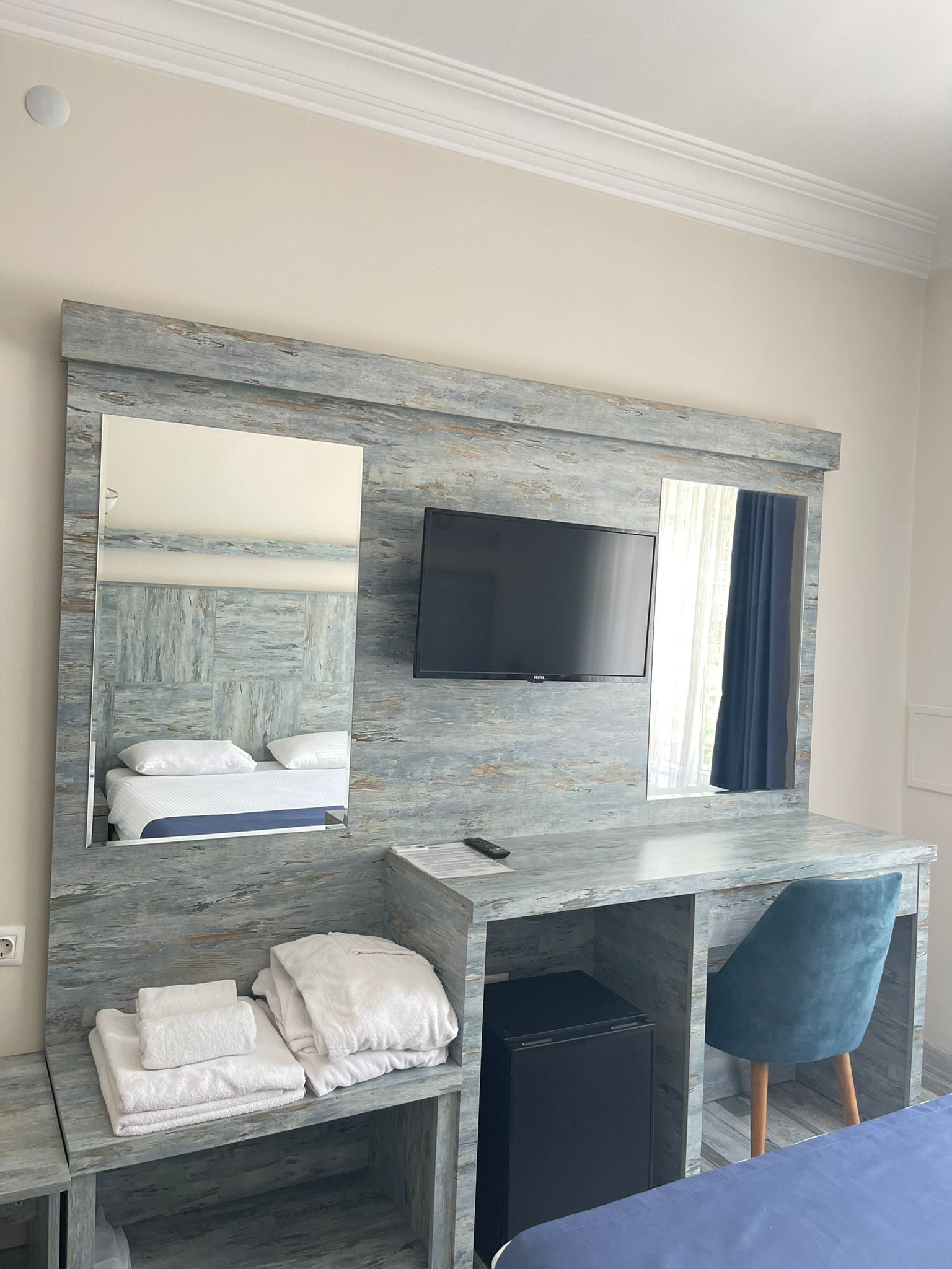 خزنة داخل الغرفة ومكتب ومساحة عمل للكمبيوتر المحمول وتجهيزات عازلة للصوت