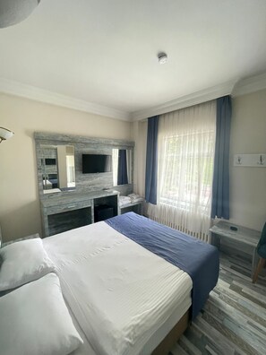 Quarto casal clássico, vista para a montanha | Cofres nos quartos, escrivaninha, espaço de trabalho para notebook