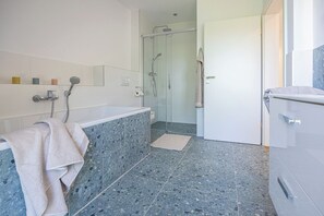Dusche, Haartrockner, Toilettenpapier