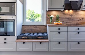 Kjøleskap, mikrobølgeovn, ovn og kokeplater