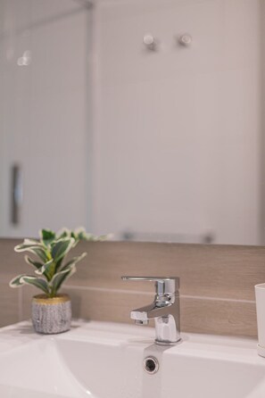 Shower, hair dryer, towels - City Haven Studio Apartment for Two in Nunoa (Ñuñoa)