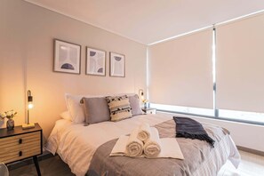 Tabla de planchar con plancha, wifi y ropa de cama 