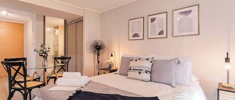 Tabla de planchar con plancha, wifi y ropa de cama